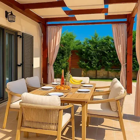 Harma With Private Pool Roupai